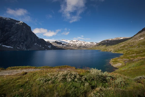 Tmavě modré jezero Djupvatnet v Norsku — Stock fotografie