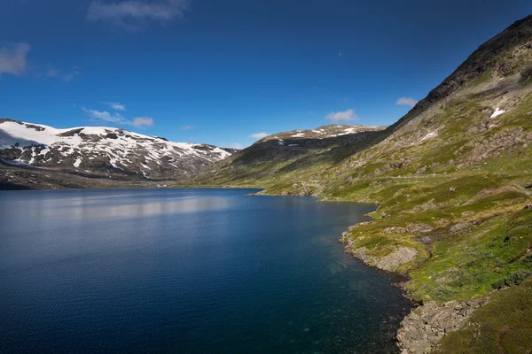 在挪威的深蓝色湖 Djupvatnet — 图库照片