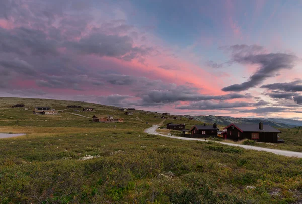 Cabanas na paisagem da Noruega durante o pôr do sol — Fotografia de Stock