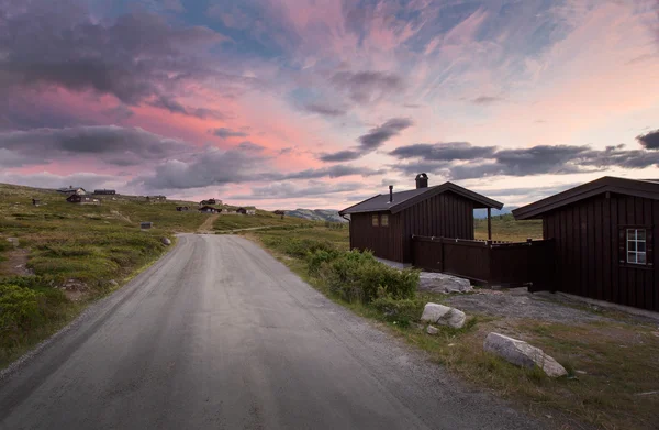 Cabanes dans le paysage de la Norvège pendant le coucher du soleil — Photo