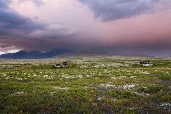 Chaty v krajině z Norska při západu slunce — Stock fotografie
