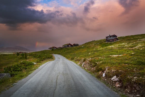 Pôr do sol com cabanas na Noruega — Fotografia de Stock