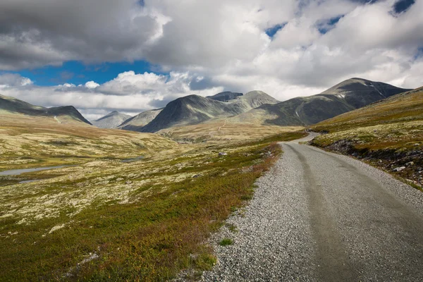 Rondane nationalpark med road och berg — Stockfoto