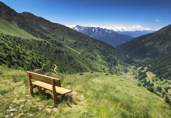 Vista sobre o panorama da montanha com banco na Ponte di Legno — Fotografia de Stock