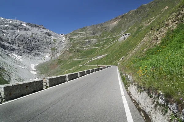 Vägen vid Passo dello Stelvio i Alperna, Italien — Stockfoto