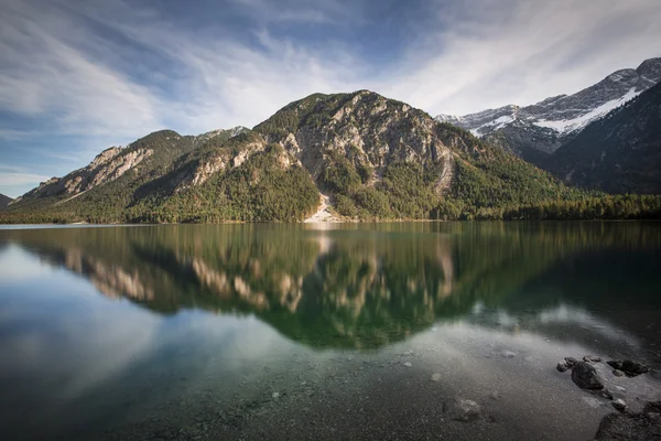 Sjön Plansee i Österrike med panorama av alpsna — Stockfoto