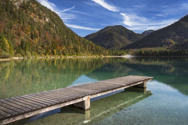 Sjön Plansee med piren i Österrike under hösten — Stockfoto