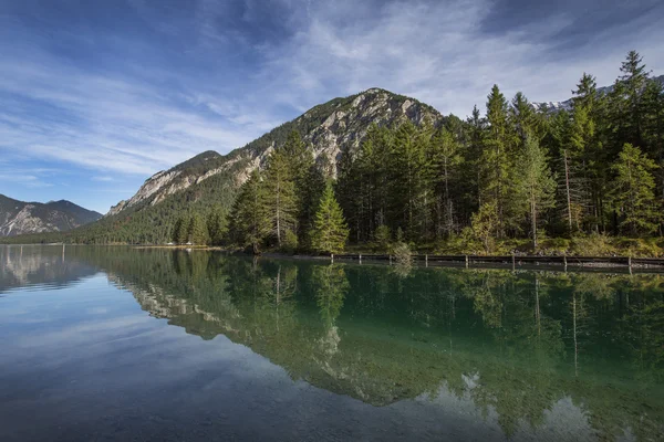 Jezero Plansee v Rakousku s panorama Alp — Stock fotografie