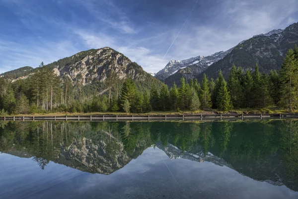 Jezero Plansee v Rakousku s panorama Alp — Stock fotografie