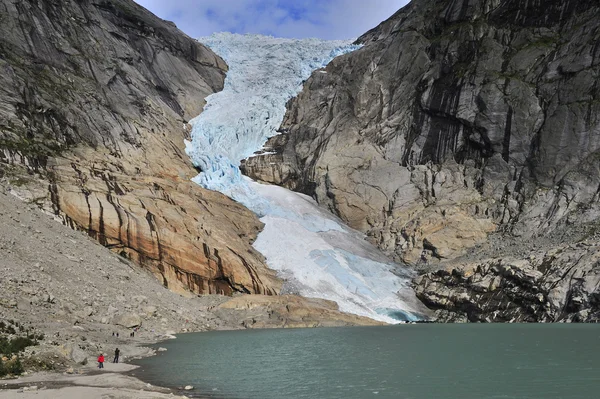 Lengua de hielo. Glaciar en las montañas de Noruega — Foto de Stock
