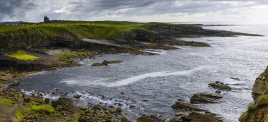 Panorama Mullaghmore güzel kayalıklarla ve kıyı şeridi Sligo, İrlanda