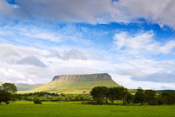 Himlen över fjället Benbulbin i Sligo, Irland — Stockfoto