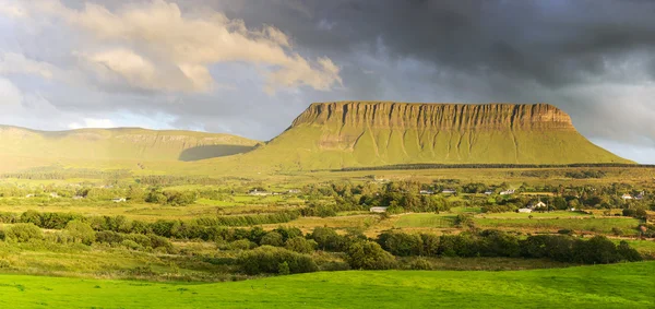 Panorama Mountain benbulben en Sligo, Irlanda — Foto de Stock