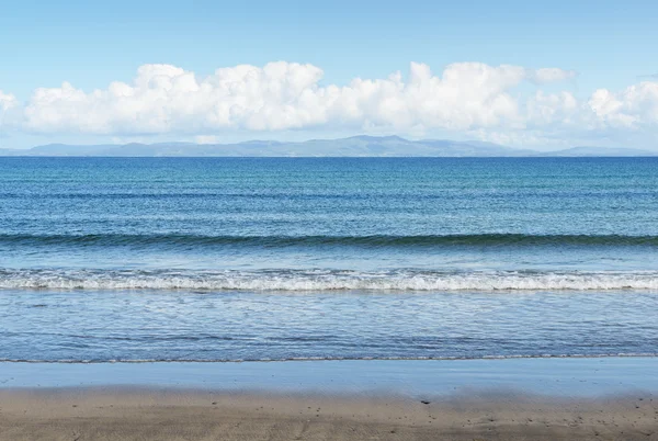 Strand, a tenger és a felhők. Megyei Donegal, Írország — Stock Fotó
