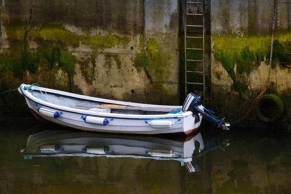 Рыбацкая лодка в старом порту Рагнли, Слайго, Ирландия — стоковое фото
