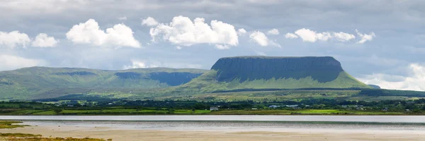Panorama Mountain benbulben en Sligo, Irlanda — Foto de stock gratis