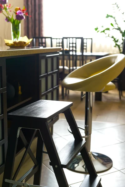 Cuisine moderne intérieur à la maison.Chaises de bar — Photo