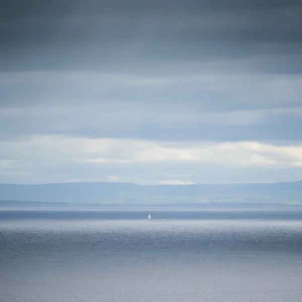 Lone White Sail in the sea mist blue, Donegal, Irlanda — Fotografia de Stock