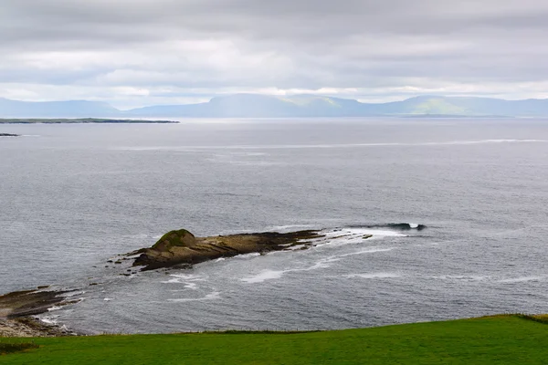 Krajina s mraky a moře, Donegal, Irsko — Stock fotografie