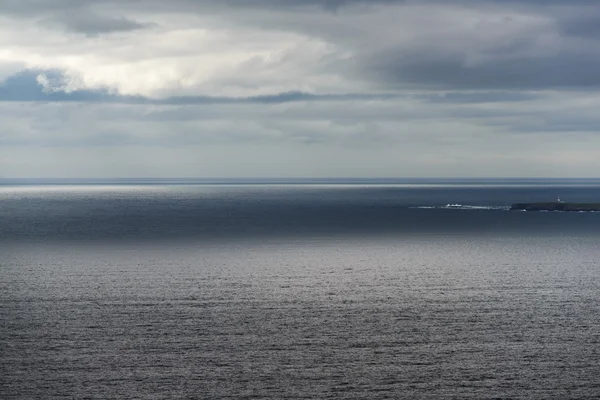 Пейзаж с облаками и морем, Донегал, Ирландия — стоковое фото