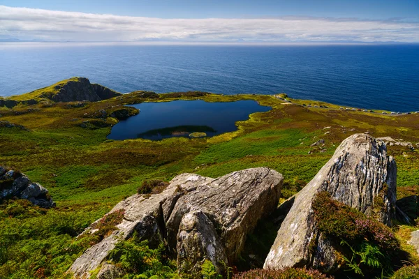 Kaya, göl ve deniz, County Donegal, İrlanda yatay
