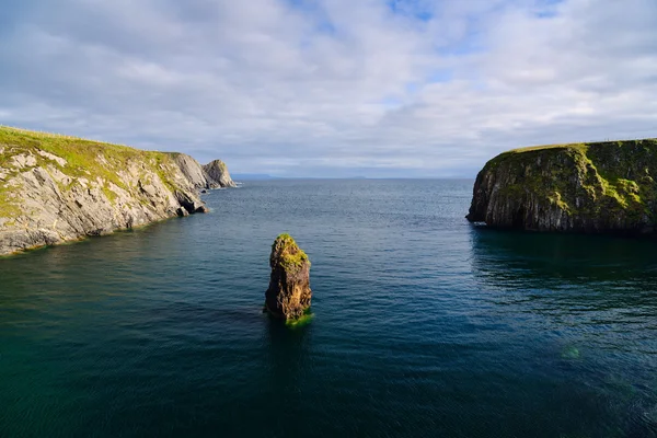 Roca en el océano cerca de Malin Beg, Condado de Donegal, Irlanda — Foto de Stock