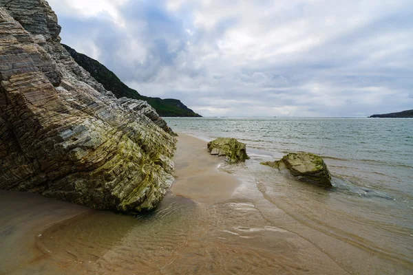 Rocas y playa Ardara, Condado de Donegal, Irlanda — Foto de Stock