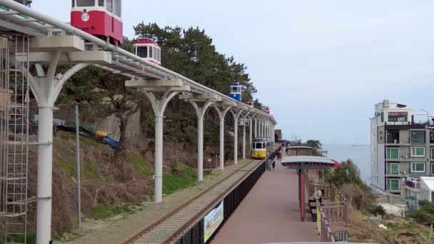 海天海滩列车场景 韩国釜山 — 图库视频影像