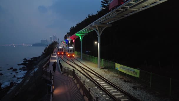 海天海滩列车夜景 韩国釜山 — 图库视频影像