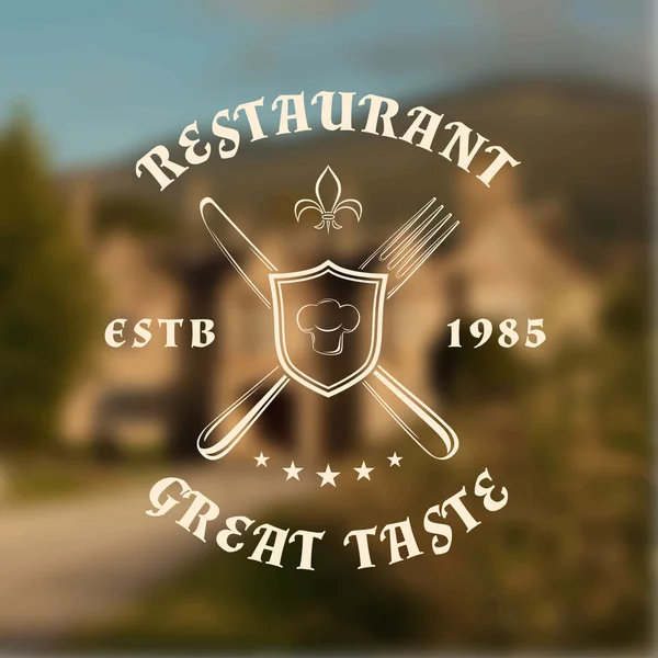 Plantilla logo del restaurante con escudo, cuchillo y tenedor, sobre fondo vintage borroso — Vector de stock