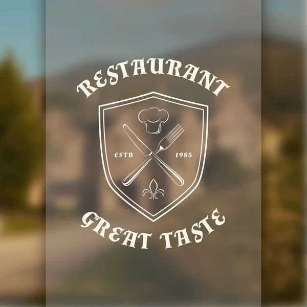 Plantilla logo del restaurante con escudo, cuchillo y tenedor, sobre fondo vintage borroso — Vector de stock