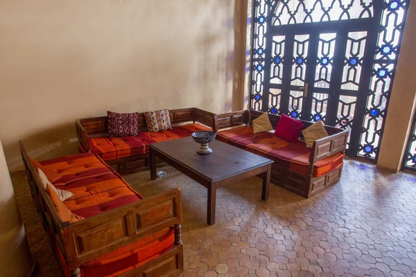 Interior Hotel Típico Marrakech Con Paredes Vidrieras Muebles Rojos Mesa — Foto de Stock