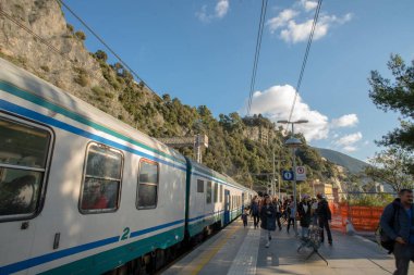 12 / 30 / 2019 Monterosso al Mare, İtalya. La Spetses kasabasından Ligurian sahiline giden tren. Köye doğru yürüyen harika sabah insanları. ) 