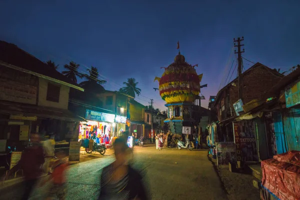 2019 Gokarana Hindistan Kasabanın Gece Görüşü Elbiseli Dükkanlar Bijouterie Central — Stok fotoğraf