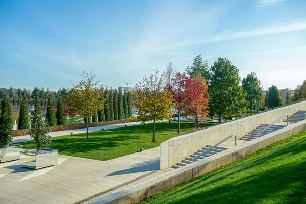 Krasnodar Park 'ta Awe Autumn (Park Galitskogo olarak da bilinir). Portakal yapraklı ağaçlar - sonbaharın rengi. Krasodar Bölgesi - Rusya 'nın güneyi.