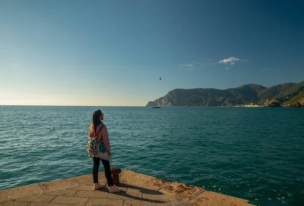 2019年意大利科尼格里亚 年轻女子观看令人赞叹的利古里亚海岸和休息 这是在辛克地球国家公园的蓝色小径上的一点 — 图库照片
