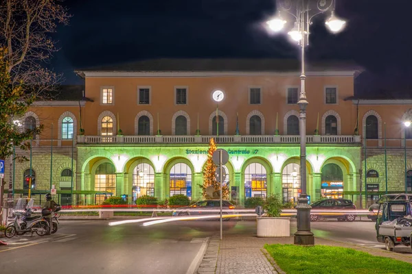 Bahnhof Von Pisa Nachtszene Mit Weihnachtsbaum Weihnachtswoche — Stockfoto