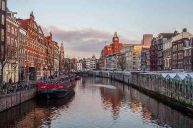 Gün batımında Amsterdam Kanalı 'nın inanılmaz klasik manzarası! Bisikletler için tekne parkı