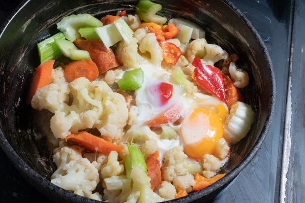 Verduras Cocidas Coliflor Zanahorias Etc Huevo Sartén Comida Saludable Cena — Foto de Stock