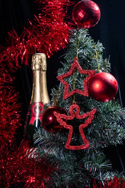 Flasche Champagner Und Kleiner Künstlicher Weihnachtsbaum Auf Dem Esstisch Und — Stockfoto