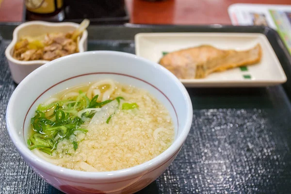 Sopa Fideos Ramen Famoso Detrás Plato Carne Res Salmón Rosa — Foto de Stock