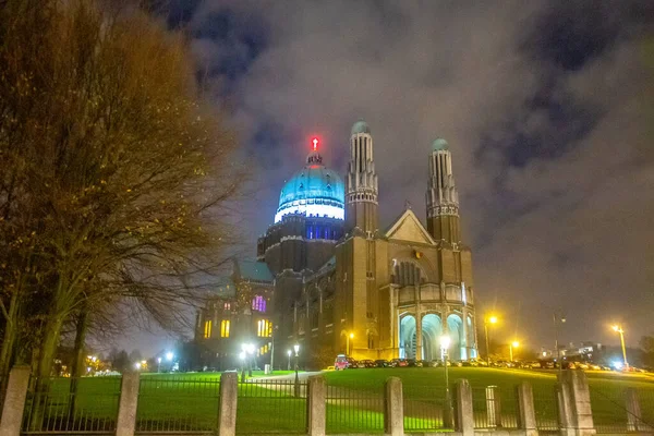 Una Gran Iglesia Increíble Bélgica Vista Nocturna Lado Del Metro — Foto de Stock