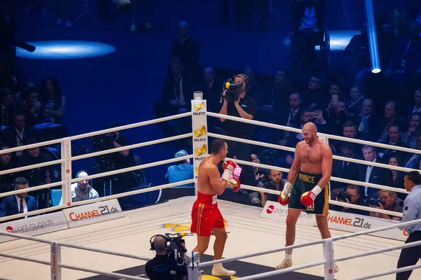 Tyson Fury (gülümsüyor) ve Wladimir Klitschko ringde 