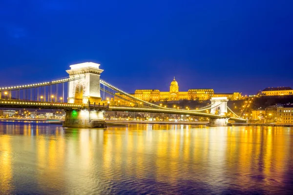 Noční Scéna Řetězovým Mostem Szechenyi Řekou Dunaj Budapešťským Královským Palácem — Stock fotografie