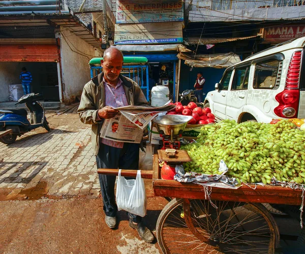 2019 Delhi India Ember Újságot Olvas Finom Szőlőt Árul Mag — Stock Fotó