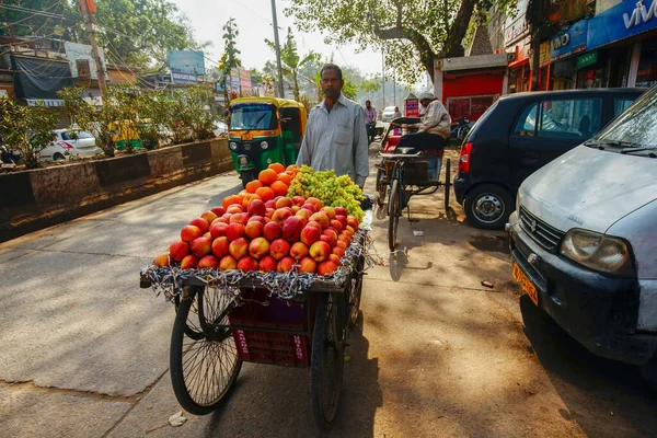 2019 Delhi Hindistan Nsan Meyve Arabası Elma Portakalları Arkadan Bir — Stok fotoğraf