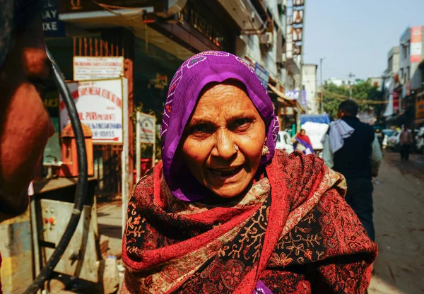 Yaşlı Kadın Delhi Rahatsız Hindistan Seyahat — Stok fotoğraf