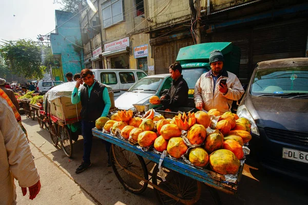Papaya Meyveleri Delhi Tezgahta Satılıyor Kışın Güneşli Bir Gün — Stok fotoğraf