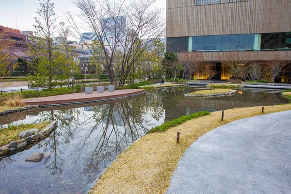 Liten Trädgård Bredvid Något Hotell Osaka Centrala Osaka Lite Molnigt — Stockfoto