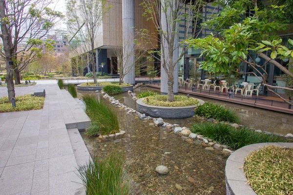 Awe Water Trädgård Bredvid Multy Storey Byggnad Centrum Osaka Våren — Stockfoto